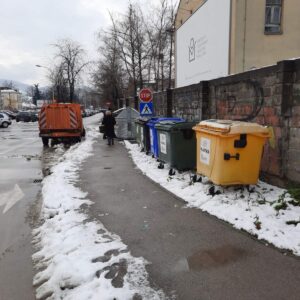 Почело уклањање контејнера са тротоара Почело уклањање контејнера са тротоара