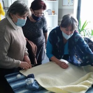„Радост живота 65+“: Рукотворине са радионица поклониле у хуманитарне сврхе „Радост живота 65+“: Рукотворине са радионица поклониле у хуманитарне сврхе