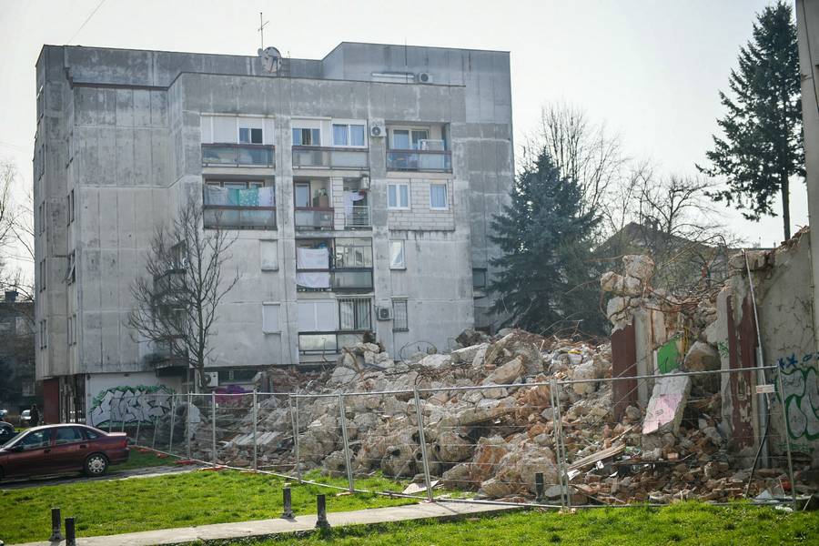  На локацији кина ″Козара″ остала је велика количина отпада (Фото: А. Чавић)