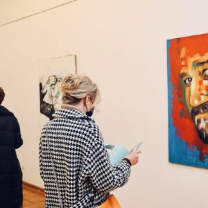 Изложба „Портрети и још понешто“ Огњена Радумила у Банском двору Изложба „Портрети и још понешто“ Огњена Радумила у Банском двору