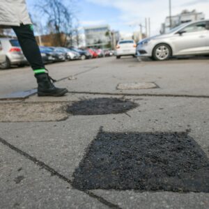 Закрпљене ударне рупе по граду Закрпљене ударне рупе по граду