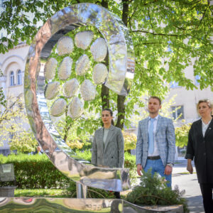 Положени вијенци на споменик 12 беба Положени вијенци на споменик 12 беба