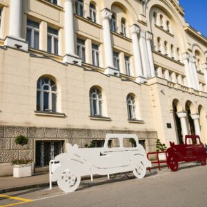 Инспирисани златним добом: Нови паркинзи за бицикле испред Градске управе