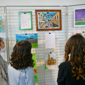 Изложба ученичких радова: Најмлађи показали како виде свој град Изложба ученичких радова: Најмлађи показали како виде свој град