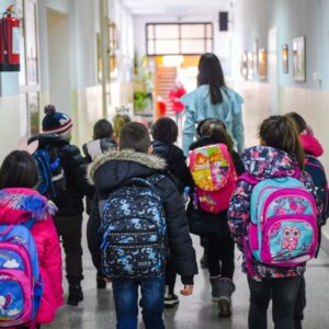 Матуранти и будући првачићи добиће родне листове у школама