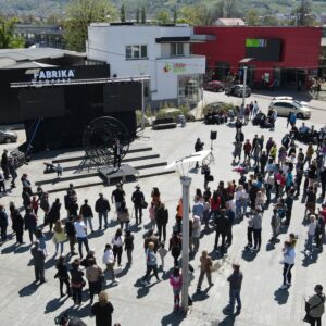 Глас академске заједнице са мегафона: Професори говоре код говорнице Глас академске заједнице са мегафона: Професори говоре код говорнице