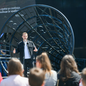 На Тргу Крајине постављена говорница: Симбол слободе говора На Тргу Крајине постављена говорница: Симбол слободе говора