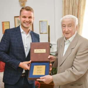 Тихомиру Левајцу уручен Златни грб Града Бања Лука Тихомиру Левајцу уручен Златни грб Града Бања Лука