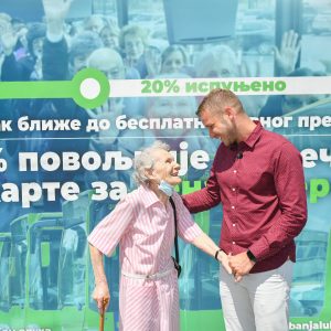 Градоначелник са најстаријим суграђанима: Од сутра повољнији јавни превоз за све пензионере Градоначелник са најстаријим суграђанима: Од сутра повољнији јавни превоз за све пензионере