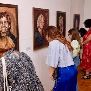 Бански двор: Јавно вођење кроз изложбу „Насиље у насљеђе“ Нине Бабић Бански двор: Јавно вођење кроз изложбу „Насиље у насљеђе“ Нине Бабић