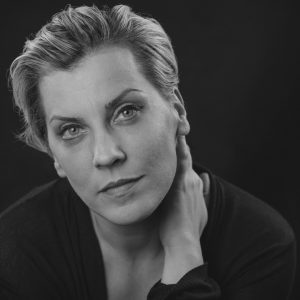 Отварање изложбе „Насиље у насљеђе?“ академске сликарке Нине Бабић Отварање изложбе „Насиље у насљеђе?“ академске сликарке Нине Бабић