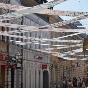 Нова умјетничка инсталација: Господска улица са сјеницима змијањског принта