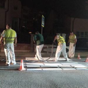 Због мањих гужви: Исцртавање хоризонталне сигнализације ноћу Због мањих гужви: Исцртавање хоризонталне сигнализације ноћу