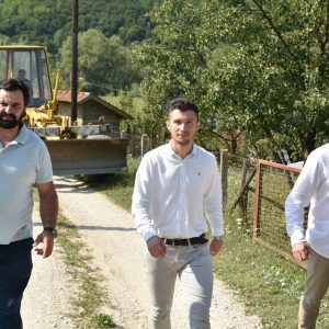 Počelo asfaltiranje lokalnog puta Preradi–Borkovići