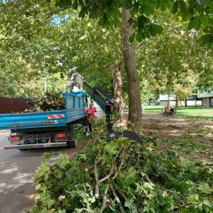 Комуналне екипе настављају са санирањем посљедица невремена Комуналне екипе настављају са санирањем посљедица невремена