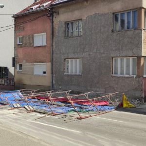 Инспекција на терену: Јак вјетар срушио скелу у Улици Васе Пелагића