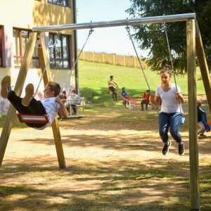 Бронзани Мајдан: Малишани добили прво дјечије игралиште Бронзани Мајдан: Малишани добили прво дјечије игралиште