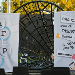 Говорница на Тргу Крајине: Вечерас говоре књижевници Говорница на Тргу Крајине: Вечерас говоре књижевници