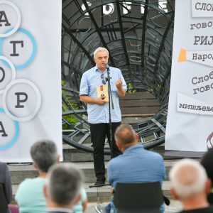 Професори на Тргу: Кад дуго тихо причамо, изгубимо слободу гласног говорења Професори на Тргу: Кад дуго тихо причамо, изгубимо слободу гласног говорења