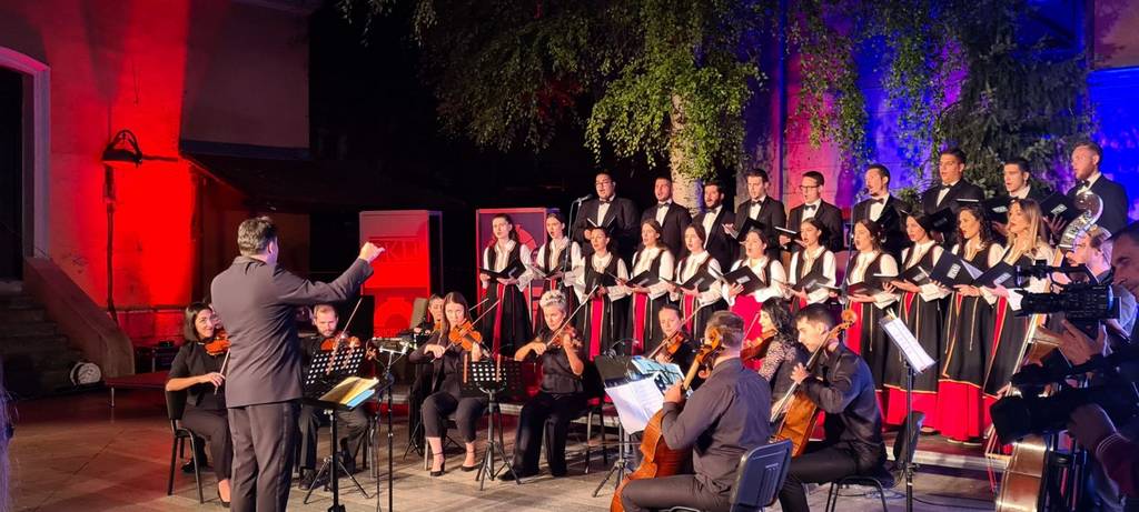  Фото: Бански двор