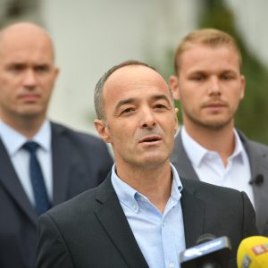 Новине у „Водоводу“: По 500 КМ за новорођену дјецу радника Новине у „Водоводу“: По 500 КМ за новорођену дјецу радника