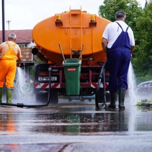У пуном интензитету прање и чишћење јавних површина У пуном интензитету прање и чишћење јавних површина
