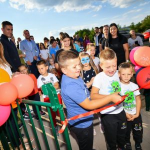 Мишин Хан: Малишани отворили своје прво игралиште Мишин Хан: Малишани отворили своје прво игралиште