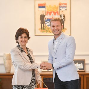 Из градске касе: Свим радницима Дома здравља по 200 КМ на плату Из градске касе: Свим радницима Дома здравља по 200 КМ на плату