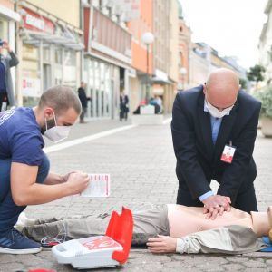 Banja Luka dobila defibrilator: I tvoje ruke mogu spasiti život Banja Luka dobila defibrilator: I tvoje ruke mogu spasiti život