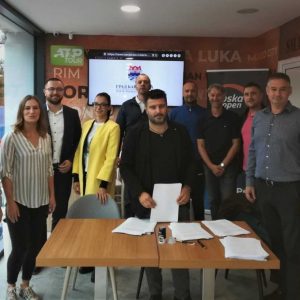 Потписани уговори са професорима: Почињу спортске секције у школама Потписани уговори са професорима: Почињу спортске секције у школама