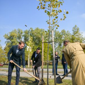Градоначелник дoнира саднице: Позвао грађане да се придруже, а представнике републичке власти на договор