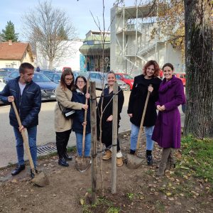 Јесења садња: Млади посадили стабло испред Дома омладине Јесења садња: Млади посадили стабло испред Дома омладине