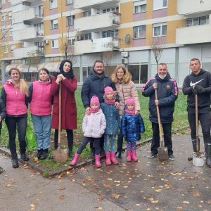 Nastavljena jesenja sadnja: Danas zasađene sadnice, donacija sugrađana Nastavljena jesenja sadnja: Danas zasađene sadnice, donacija sugrađana