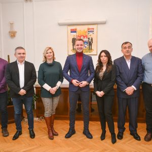 Уручени уговори: Подршка Града за опремање пет кабинета практичне наставе