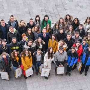 Градоначелник уручио Светосавске награде најбољим основцима и средњошколцима Градоначелник уручио Светосавске награде најбољим основцима и средњошколцима