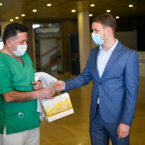 Градоначелник даровао прворођену бебу Градоначелник даровао прворођену бебу