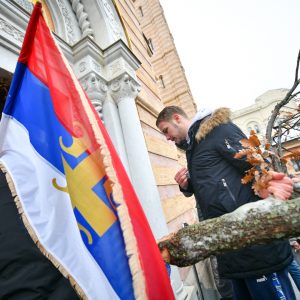 Gradonačelnik nastavlja tradiciju: Osveštan i unesen badnjak u Gradsku upravu Gradonačelnik nastavlja tradiciju: Osveštan i unesen badnjak u Gradsku upravu