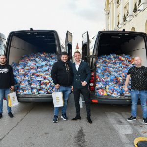 Grad podržao akciju dijaspore: Preko 2.000 novogodišnjih paketića za najmlađe sugrađane Grad podržao akciju dijaspore: Preko 2.000 novogodišnjih paketića za najmlađe sugrađane