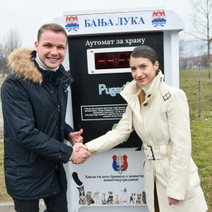 Prvi u Republici Srpskoj: Banja Luka dobila reciklažni automat za hranu za pse Prvi u Republici Srpskoj: Banja Luka dobila reciklažni automat za hranu za pse