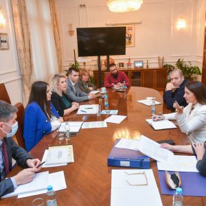 Одржан конструктиван састанак: Реконструкција и ревитализација споменика на Бањ брду као приоритет
