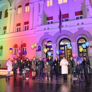 Бански двор вечерас у бојама ријетких болести Бански двор вечерас у бојама ријетких болести