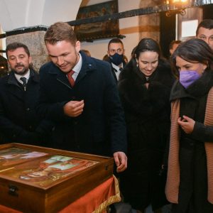 Градоначелник током боравка у Сарајеву са њемачком делегацијом и градоначелницима посјетио Стару српску православну цркву Градоначелник током боравка у Сарајеву са њемачком делегацијом и градоначелницима посјетио Стару српску православну цркву