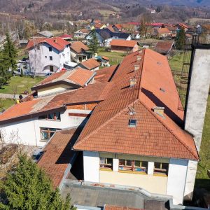 За боље услове: Почела санација крова на школи у Поткозарју За боље услове: Почела санација крова на школи у Поткозарју