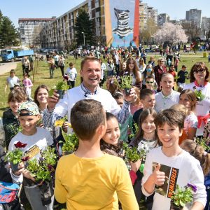 Бања Лука никада уређенија и веселија: Цвијећем и садницама уљепшали Борик 1 и 2 Бања Лука никада уређенија и веселија: Цвијећем и садницама уљепшали Борик 1 и 2