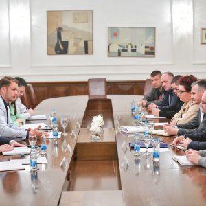 Након састанка са превозницима, градоначелник поручио: Цијене карата остају исте, јавни превоз за поједине категорије остаје бесплатан Након састанка са превозницима, градоначелник поручио: Цијене карата остају исте, јавни превоз за поједине категорије остаје бесплатан