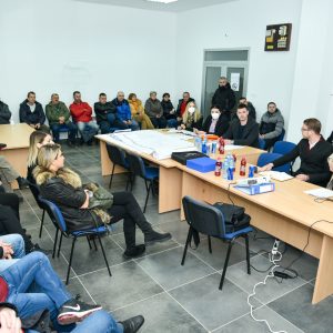 Дебељаци: Градоначелник са мјештанима о почетку реконструкције главне саобраћајнице Дебељаци: Градоначелник са мјештанима о почетку реконструкције главне саобраћајнице