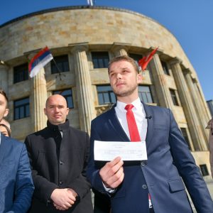 Напустио сједницу и лично однио позив: Градоначелник позвао предсједницу Републике на састанак о инвестицијама Напустио сједницу и лично однио позив: Градоначелник позвао предсједницу Републике на састанак о инвестицијама