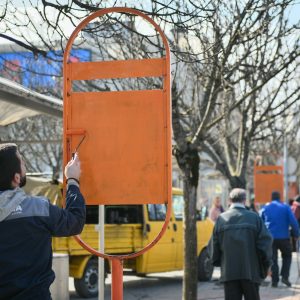 У сусрет највећој акцији уређења града: Почело фарбање табли на аутобуским стајалиштима У сусрет највећој акцији уређења града: Почело фарбање табли на аутобуским стајалиштима