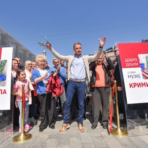 Дио експоната из извјештаја Тима за ревизију представљен грађанима на Тргу Крајине