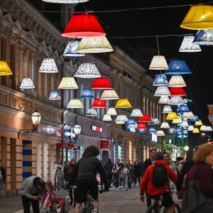 У част прољећу: Господска улица украшена шареним абажурима